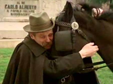 Nietzsche abrazando a un caballo en Turín. Escena de la película italiana "Al di là del bene e del male" (1977)