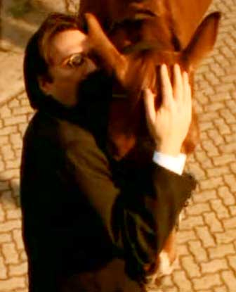 Nietzsche y el caballo de Turín. Escena de la película brasileña "Dias de Nietzsche em Turim" (2001).